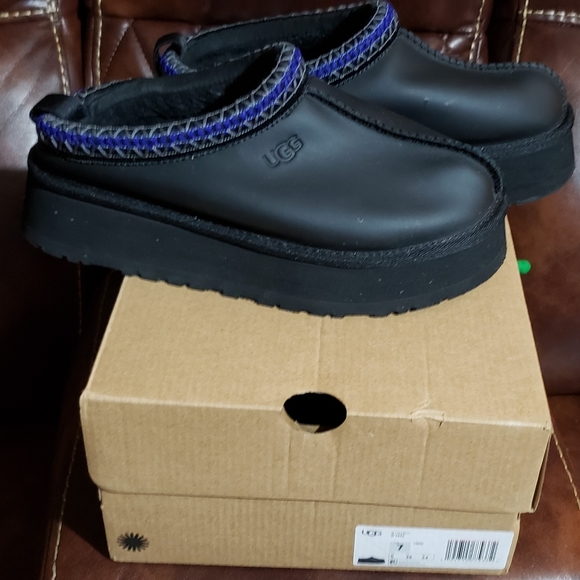 UGGS - Picture 2 of 4